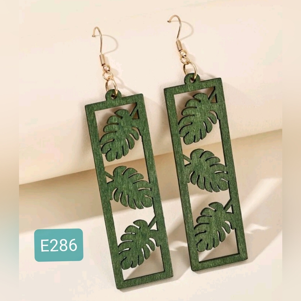 E286 green monstera wood earrings